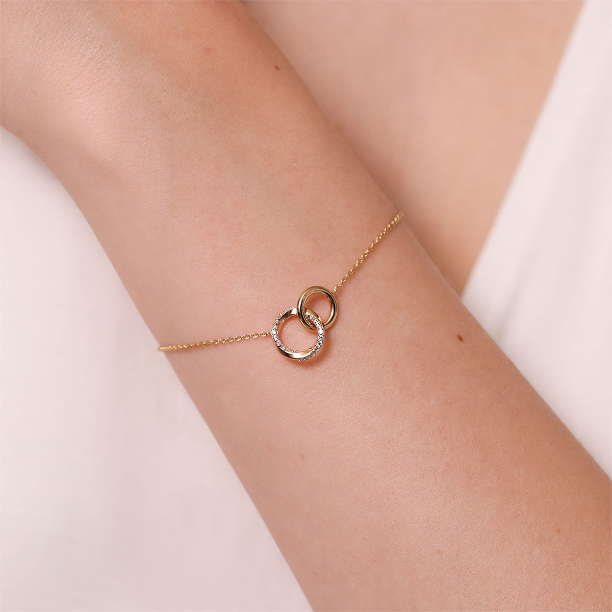 Interlocking Pavé Circle Chain Bracelet - Gold
