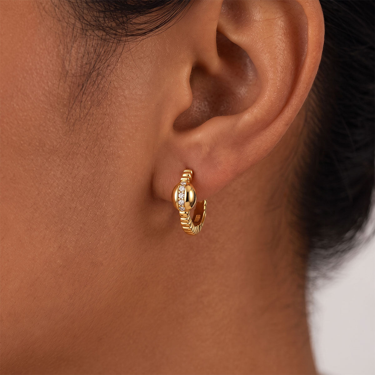 Vertical Moissanite Ribbed Huggie Hoop Earrings - Gold
